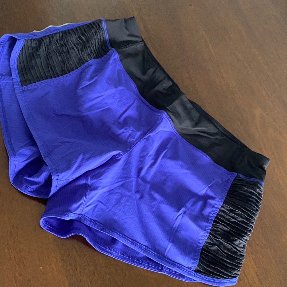 LULULEMON ATHLETIC REFLECTIVE SHORTS🌺